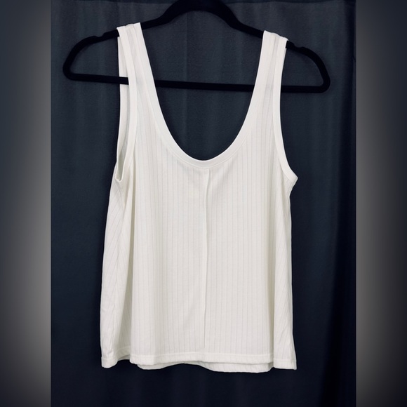 SALT WATER LUXE - White Scoop Neck & Back, Ribbed A-line Tank Exposed Se… - Picture 2 of 5